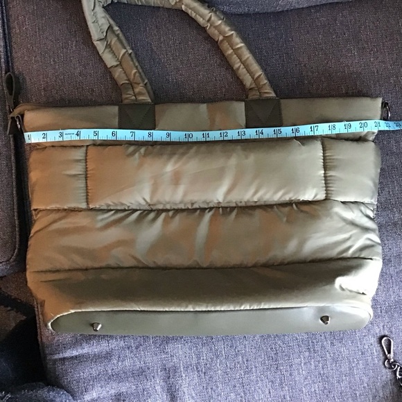 Isaac Mizrahi New York “The Weekender” Quilted HandBag Preowned - Picture 8 of 11